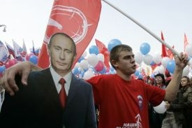 Prokremelští příznivci na pochodu Moskvou
