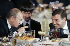 Putinův vyvolený Dmitrij Medveděv (vpravo).