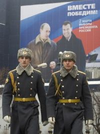 Volební plakát Medvedeva s Putinem poblíž Kremlu.
