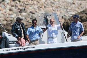 Putin ukazuje svůj úlovek na rybářském výletu