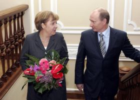 Merkelová a Putin, první západní šéfka v Moskvě po volbě Medveděva.