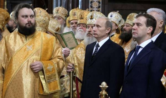 Putin a Medveděv při korunovaci nového ruského patriarchy (leden 09).