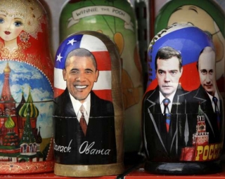 Matrjošky s hlavami oblíbených politiků na trhu v Moskvě.