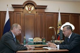 Vladimir Putin (vlevo) a premiér Zubkov na vládním jednání