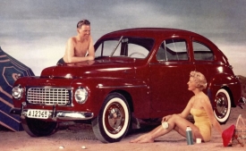 První opravdu úspěšné Volvo, poválečný model PV444, na dobové reklamní fotografii.