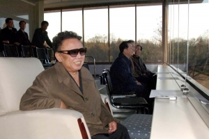 Milovaný vůdce Kim přeci nemůže být nemocný. Naopak, je jako rybička.