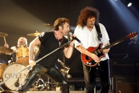 Brian May (vpravo) a Paul Rodgers na koncertu v Rotterdamu.