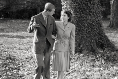 Královský pár v sídle v Broadlands v roce 1947.