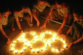 Čínští policisté staví olympijské kruhy ze svíček.