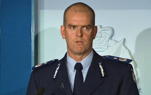 Simon Overland, šéf policie státu Victoria se Gesahovi omluvil.