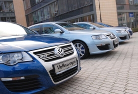 Modré sedany Volkswagen Passat na dálnici raději nepředjíždějte.