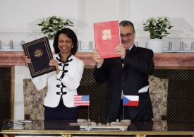 Smlouvu o radaru podepsali Condoleeza Riceová a Karel Schwarzenberg.