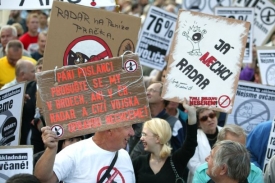 Lidé protestují proti radaru v Česku.