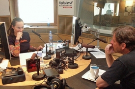 Lucie V&yacute;born&aacute; s hostem Radiožurn&aacute;lu.