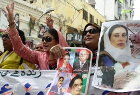 Fanoušci klanu Bhuttových se radují v ulicích.