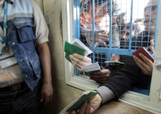 Zoufal&iacute; Palestinci se tlač&iacute; u v&yacute;deje humanit&aacute;rn&iacute; pomoci OSN.