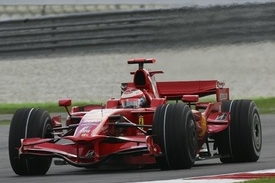 Finský jezdec Kimi Räikkönen je před velkou cenou Bahrajnu favoritem