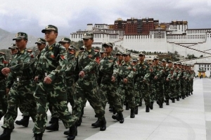 Čínská policie v Lhase. Ráj na zemi?