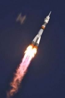 Nosná raketa míří z kosmodromu Bajkonur k obloze.
