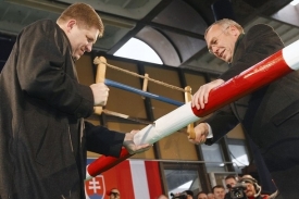 Slovenský a rakouský premiér Fico a Gusenbauer řežou závoru.