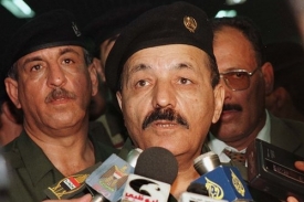 Bývalý viceprezident Táhá Jasín Ramadán hovoří s médii 1. listopadu, 1998.