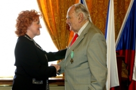 Ministryně obrany Vlasta Parkanová vyznamenává Otakara Rambouska.