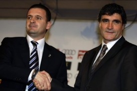 Nový kouč Realu Madrid Juande Ramos (vpravo) s ředitelem Mijatovičem.
