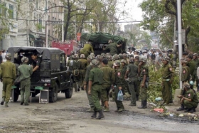 Vojáci odstraňují škody v Rangúnu.