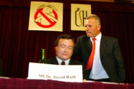 Miroslav Macek dává políček Davidu Rathovi.