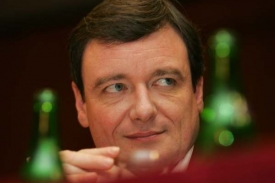 V&yacute;roky Davida Ratha pr&yacute; připom&iacute;naj&iacute; Gottwaldovu r&eacute;toriku.