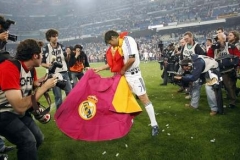 Kapitán Raul slaví symbolicky po španělsku další ligový titul.