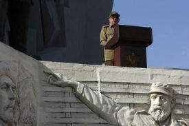 Raúl Castro nad reliéfem svého bratra Fidela