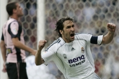 Madridský Raúl Gonzales oslavuje vstřelený gól.