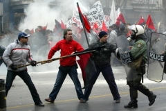 řesk&aacute; policie zasahuje proti demostruj&iacute;c&iacute;m studentům v Thessaloniki.