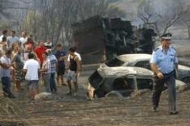Krajina zkázy. Ohořelá auta a příbuzní obětí nedaleko obce Artemida, kudy se oheň přehnal minulý týden.