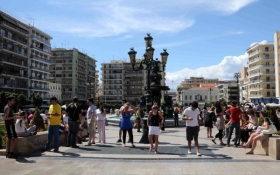 Silné zemětřesení vyhnalo v Patrasu z budov do ulic desítky osob.