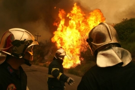 Hasiči stále bojují s jedním z rozsáhlých požárů
