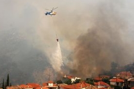 Hašení požáru z helikoptéry v jižním Řecku