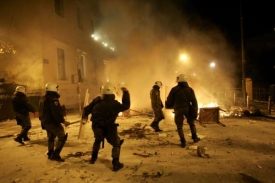 Policisté v Aténách házejí slzný plyn a kameny na demonstranty.