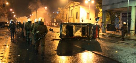 Policie při potlačování nočních nepokojů v Aténách (7.12.08).