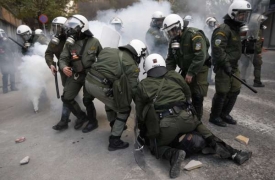 Policisté zatýkají demonstranty v Aténách.