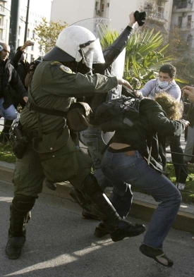 Policisté se perou se demonstranty v Aténách.