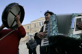 Poklidný protest s hudbou v řecké metropoli.