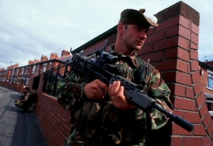 Britský voják na hlídce v Belfastu v roce 1995.