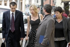 Ministryně pro lidská práva a sociální menšiny Džamila Stehlíková (vpravo), poslankyně Kateřina Jucques (druhá zleva) a další poslanci za Stranu zelených
