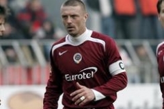 Sparťan Tomáš Řepka (na archivním snímku) je jedním z fotbalistů, kteří si prstýnek přelepují páskou. Taková úprava je už teď zakázaná, hráč nesmí nastoupit ani s řetízkem na krku.