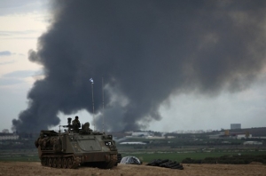 Izraelské obrněné transportéry na severu Gazy.
