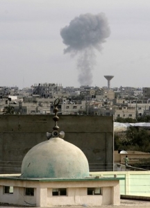 Kouř stoupající nad městem Rafáh po izraelském útoku