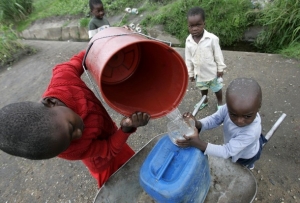 Pitná voda je v Zimbabwe vzácností. Děti tedy nabírají vodu z potoka.