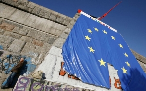 Roztržená vlajka Evropské unie visela několik dní na Letné.